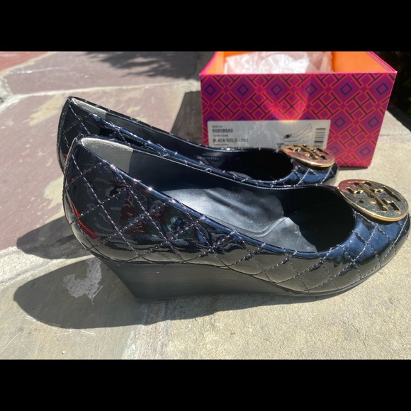 Tory Burch Quinn Quilted Wedge -size 9 black - Picture 2 of 6